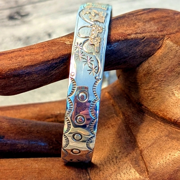 Vintage Navajo Signed Sterling & 12k Gold Storyteller Cuff Bracelet - Picture 5 of 10